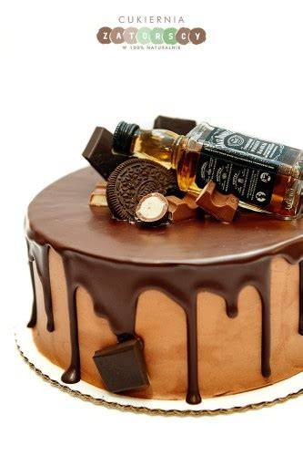 tort z butelką whisky Jack Daniels i czekoladowymi zdobieniami