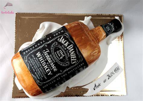 tort w kształcie butelki whisky w jadalnej skrzynce