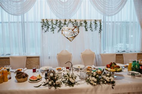Stół weselny z eleganckimi dekoracjami i potrawami