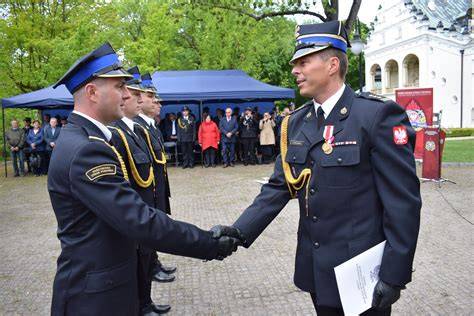Policjanci odbierający awanse podczas uroczystości
