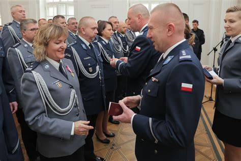 Wręczanie odznaczeń i medali podczas Święta Policji