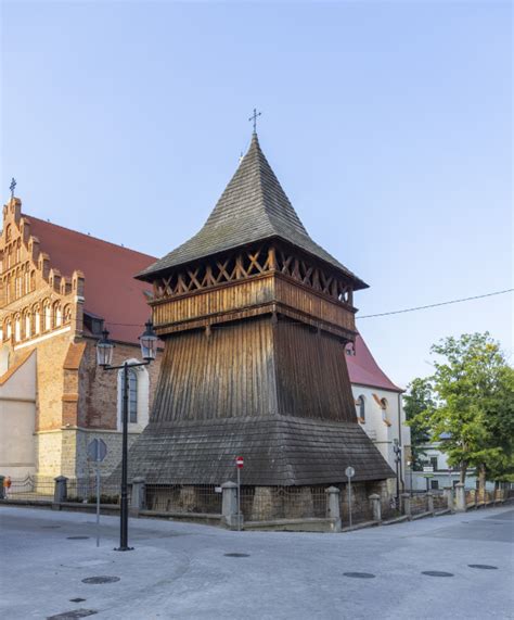 Drewniana dzwonnica obok Bazyliki św. Mikołaja