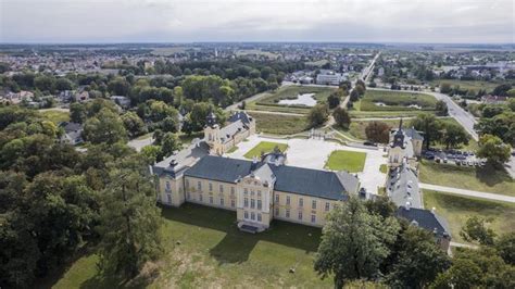 Grupa maturzystów pozująca do wspólnego zdjęcia podczas studniówki w Radzyniu Podlaskim.