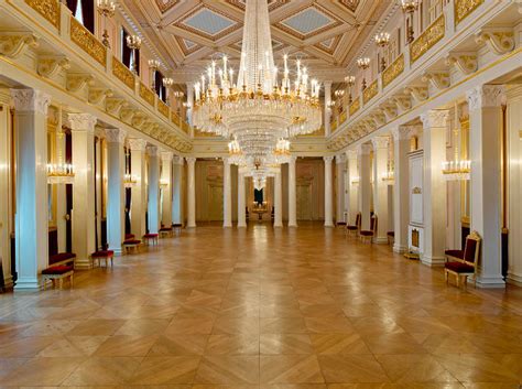 elegancka sala balowa w zabytkowym pałacu
