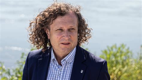 Nz Jacek Karnowski - prezydent Miasta Sopotu wręcza Bursztynowego Słowika dla obchodzącego jubileusz Zbigniewa Wodeckiego.