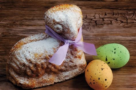 Zdjęcie przedstawiające etapy przygotowania ciasta drożdżowego na baranka wielkanocnego.