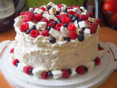 tort urodzinowy z owocami i bitą śmietaną