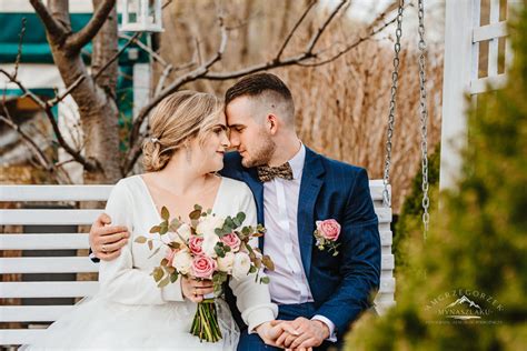 Portret doświadczonego fotografa ślubnego pracującego z parą młodą