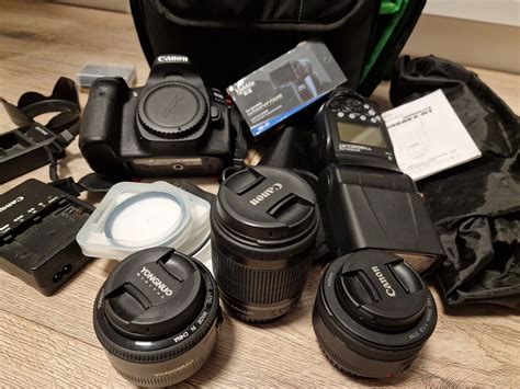 Zestaw profesjonalnego sprzętu fotograficznego: aparat, obiektywy, lampa błyskowa
