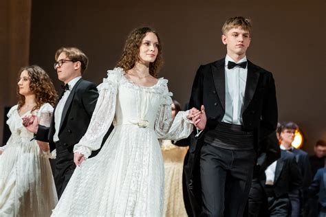 wnętrze restauracji Maestra w Operze Nova z elementami teatralnymi