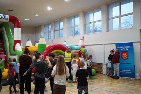 dzieci bawiące się na dmuchanych zamkach podczas dożynek