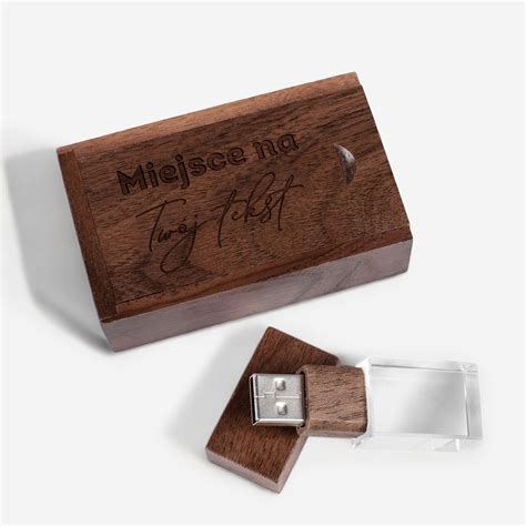 Bursztynowy pendrive w eleganckim drewnianym pudełku.