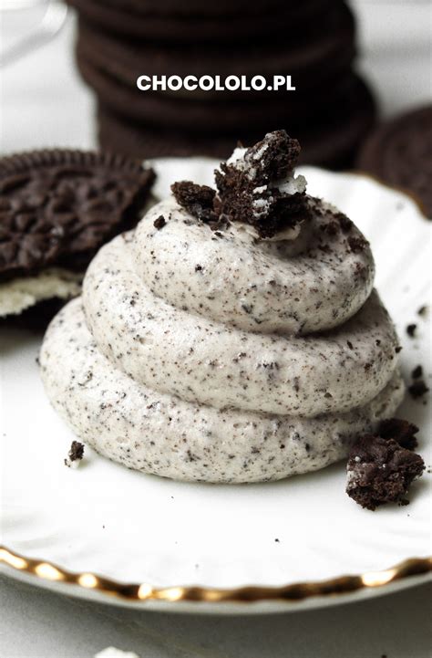 Krem Oreo z kawałkami pokruszonych ciasteczek, gotowy do przełożenia tortu.