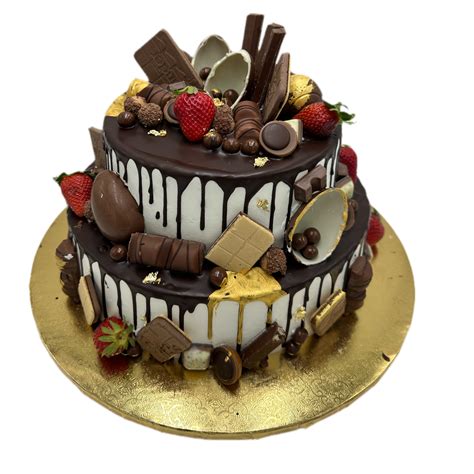 Udekorowany tort Oreo z efektem drip-cake i ciasteczkami na wierzchu.