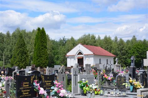 Zdjęcie przedstawiające parafialny cmentarz z zaznaczonymi grobami.