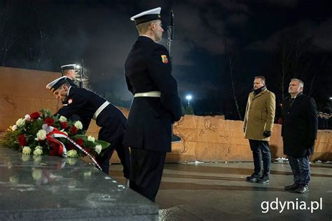 zdjęcie z uroczystości capstrzyku z pochodniami i flagami
