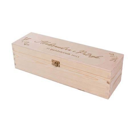 drewniana skrzynka na wino z personalizowanym grawerem ślubnym
