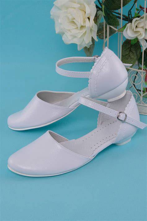 Eleganckie buty komunijne wykonane ze skóry ekologicznej