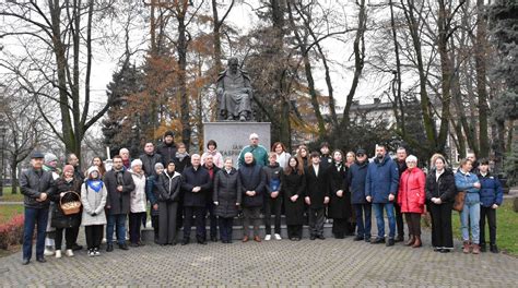 delegacje składające kwiaty pod pomnikiem Jana Kasprowicza w Inowrocławiu