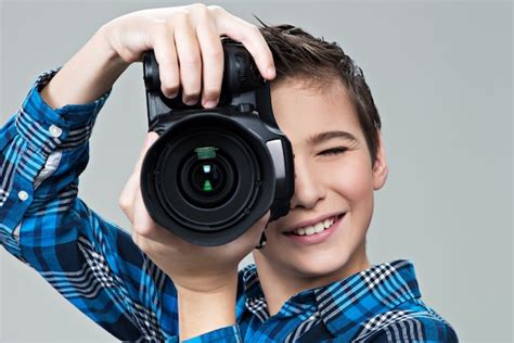 Dziecko z aparatem fotograficznym, robiące zdjęcie