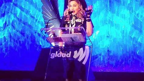Madonna w stroju skauta podczas przemowy o równouprawnieniu.