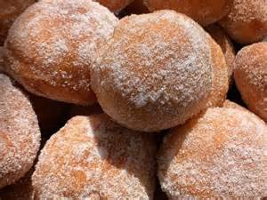 Rodzina wspólnie przygotowująca pączki do smażenia.