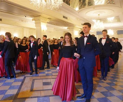 Zdjęcie z królewskiej studniówki I LO ze Świebodzina na zamku w Łagowie, z maturzystami w eleganckich strojach.