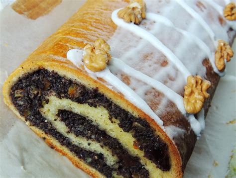 zdjęcie pięknie udekorowanego makowca zawijanego