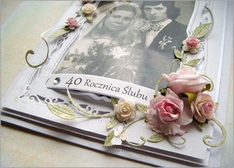 Para świętująca 40. rocznicę ślubu, uśmiechnięta, trzymająca się za ręce, z bukietem czerwonych róż w tle.