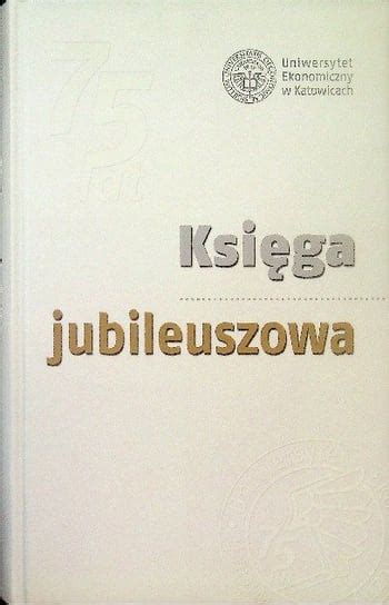 Otwarta księga jubileuszowa z wklejonymi zdjęciami i odręcznymi wpisami od rodziny.