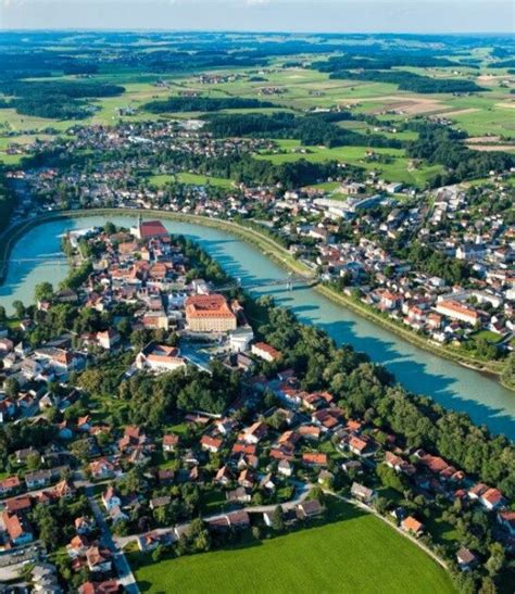 Zdjęcie przedstawiające Kaplicę Cichej Nocy w Oberndorf bei Salzburg.