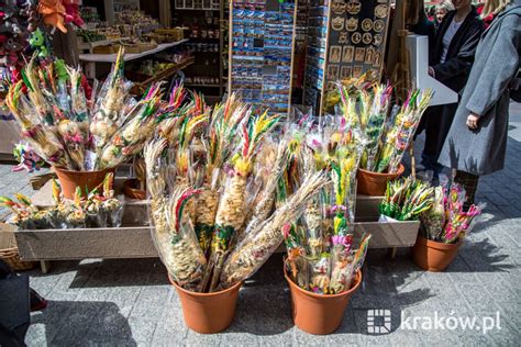 Zdjęcie z Wielkanocnego Jarmarku Świątecznego w Ustrzykach Dolnych, ukazujące stoiska z rękodziełem i lokalnymi produktami