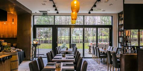 wnętrze restauracji Gościniec Sucholeski w ciepłym, domowym stylu