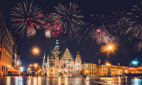 Ilustracja przedstawiająca ludzi świętujących Sylwestra z fajerwerkami w tle