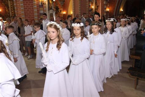 Dzieci przyjmujące Komunię Świętą