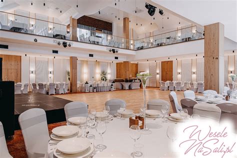 Nowoczesna sala bankietowa z przestronnym parkietem tanecznym i eleganckimi stołami bankietowymi