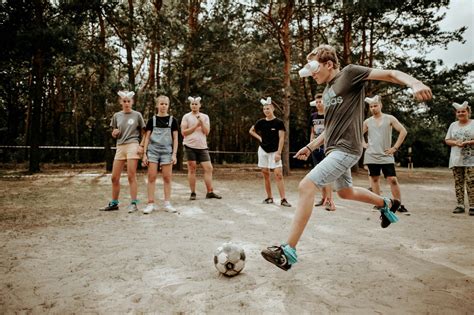 Młodzież grająca w frisbee w parku
