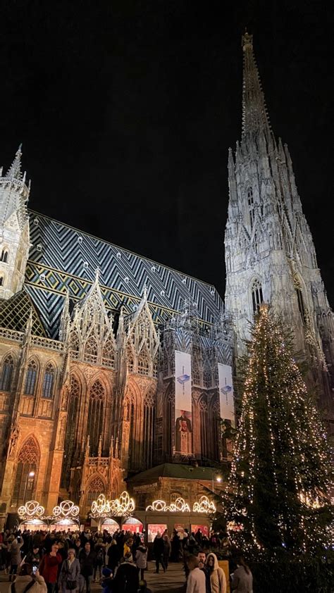 Iluminacja Katedry św. Szczepana podczas jarmarku