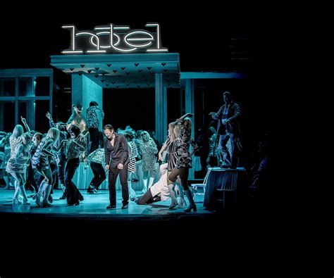 Zdjęcie przedstawiające współczesną scenę Teatru STU z fragmentem spektaklu.