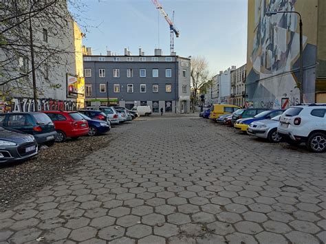 Widok na parking przed Villa Mamma