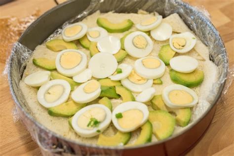 Tort kanapkowy z kurczakiem, awokado i jajkiem