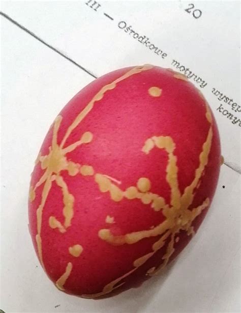 Ilustracja ukazująca proces tworzenia pisanki metodą woskową