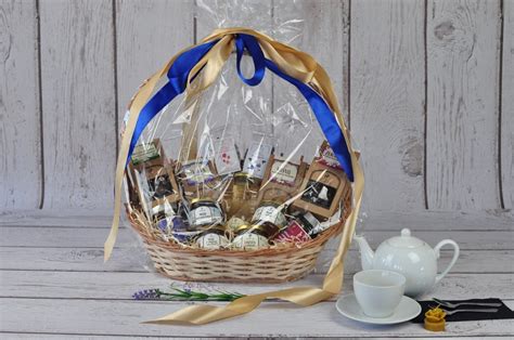 Kosz prezentowy z różnorodnymi produktami spożywczymi i dekoracjami
