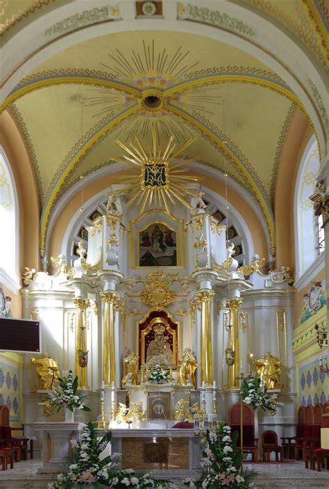 Zdjęcie przedstawiające wnętrze kościoła z ołtarzem i obrazem Matki Bożej