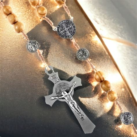 Przykłady dewocjonaliów na komunię: Biblia, różaniec, medalik