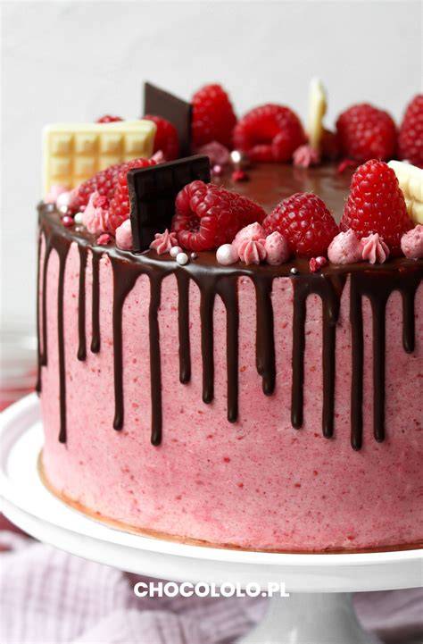 Tort Oreo z malinami i mascarpone, udekorowany owocami i pokruszonymi ciasteczkami Oreo