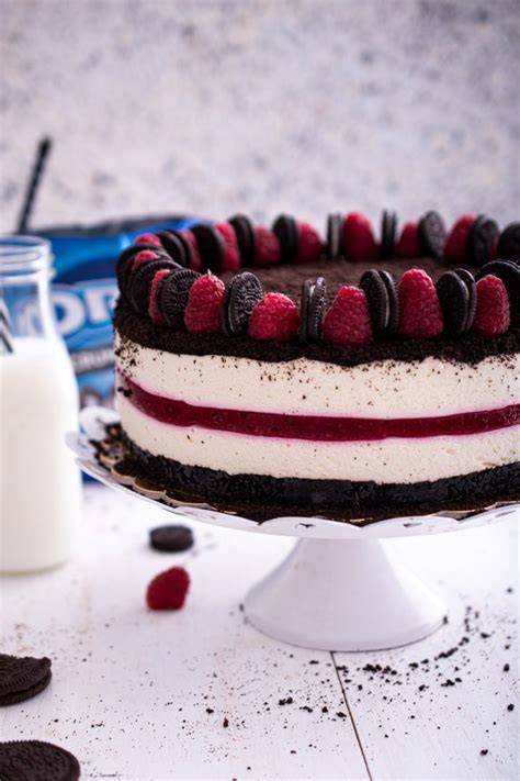 Warstwy tortu Oreo z malinami i mascarpone widoczne po przekrojeniu