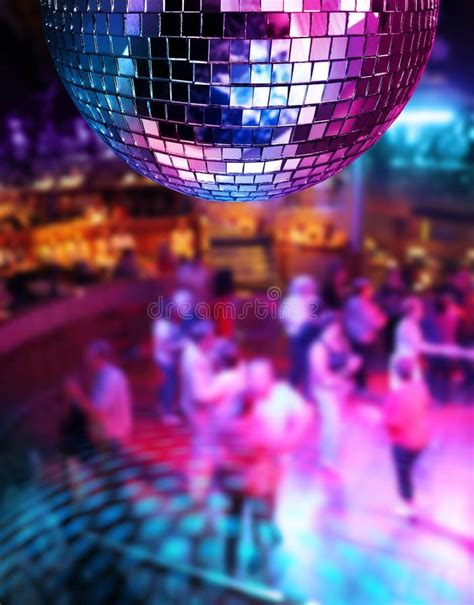 Stół udekorowany w stylu disco z kolorowymi serwetkami, balonami i dyskotekową kulą