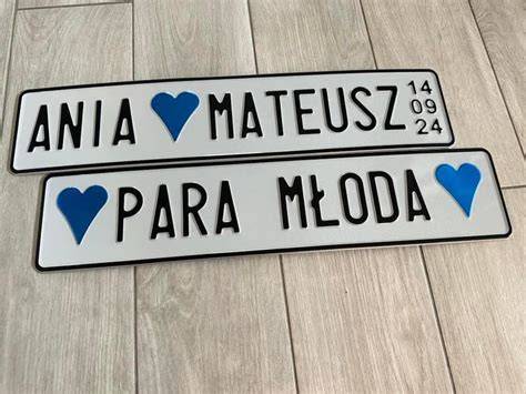 Galeria zdjęć z różnymi wzorami ślubnych tablic rejestracyjnych.