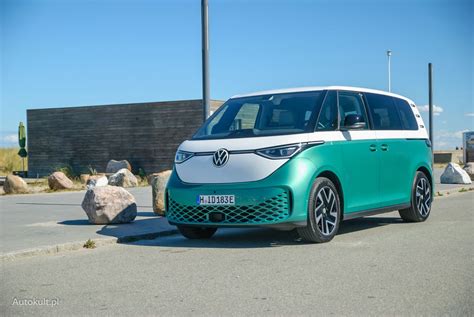 Elektryczny VW Buzz udekorowany świątecznymi lampkami